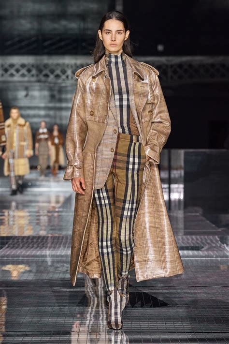 Vogue runway Burberry